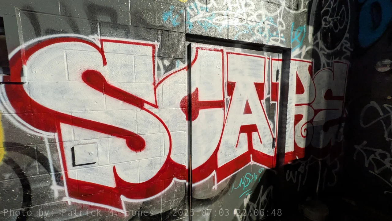 Scare fill in white with a red shadow